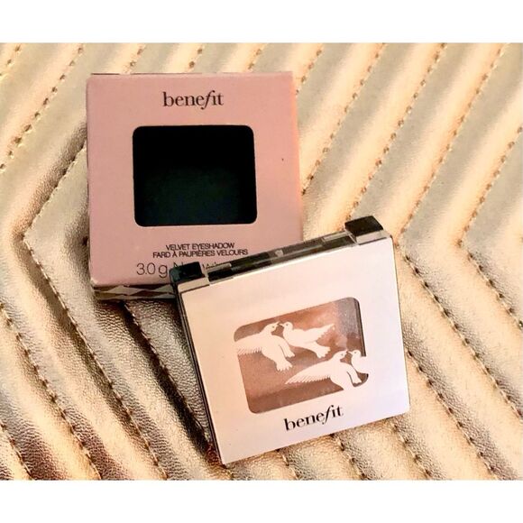 BENEFIT - NWT - Velvet Eyeshadow in "Leggy" Full Size/Pale Pink/Bit of Metallic - Picture 9 of 14